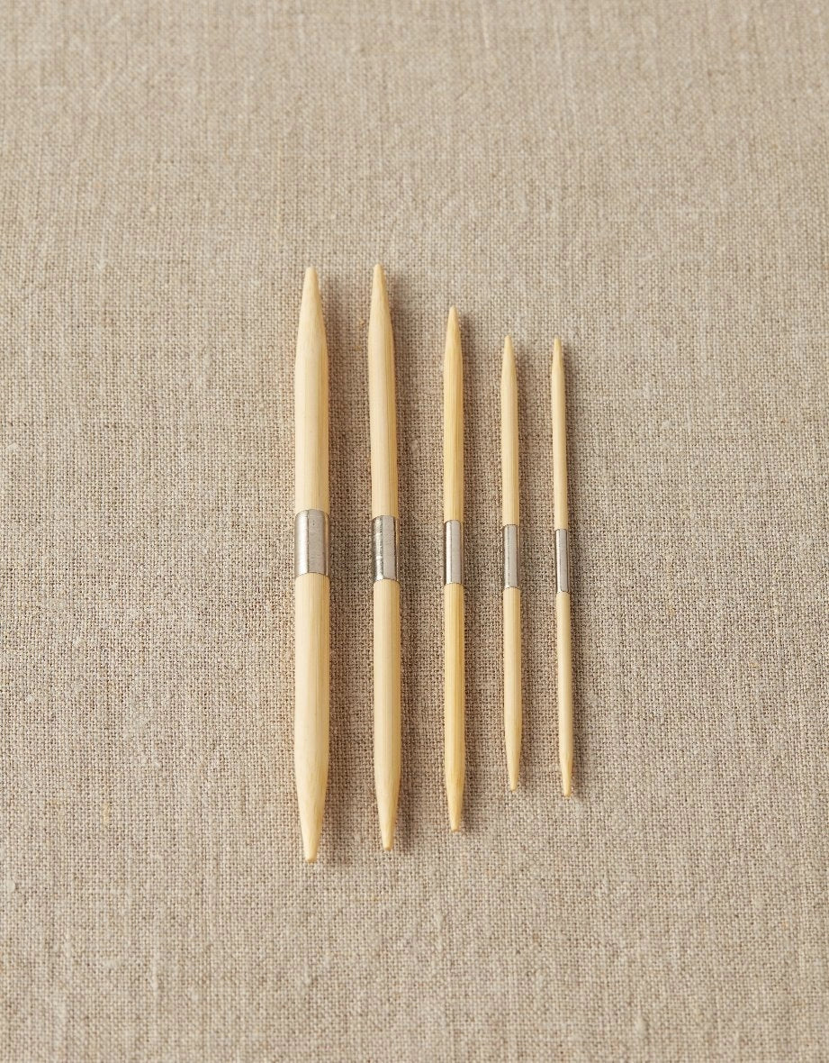 Cocoknits Bamboo Cable Needles set in five sizes with magnetic nickel-plated steel bands for cable knitting