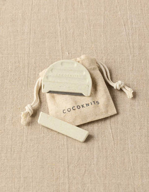 Cocoknits Fuzz Off Comb II arranged with its drawstring storage pouch and accessories