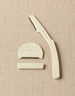 Cocoknits Fuzz Off Comb II opened to show the replaceable steel comb and protective cover