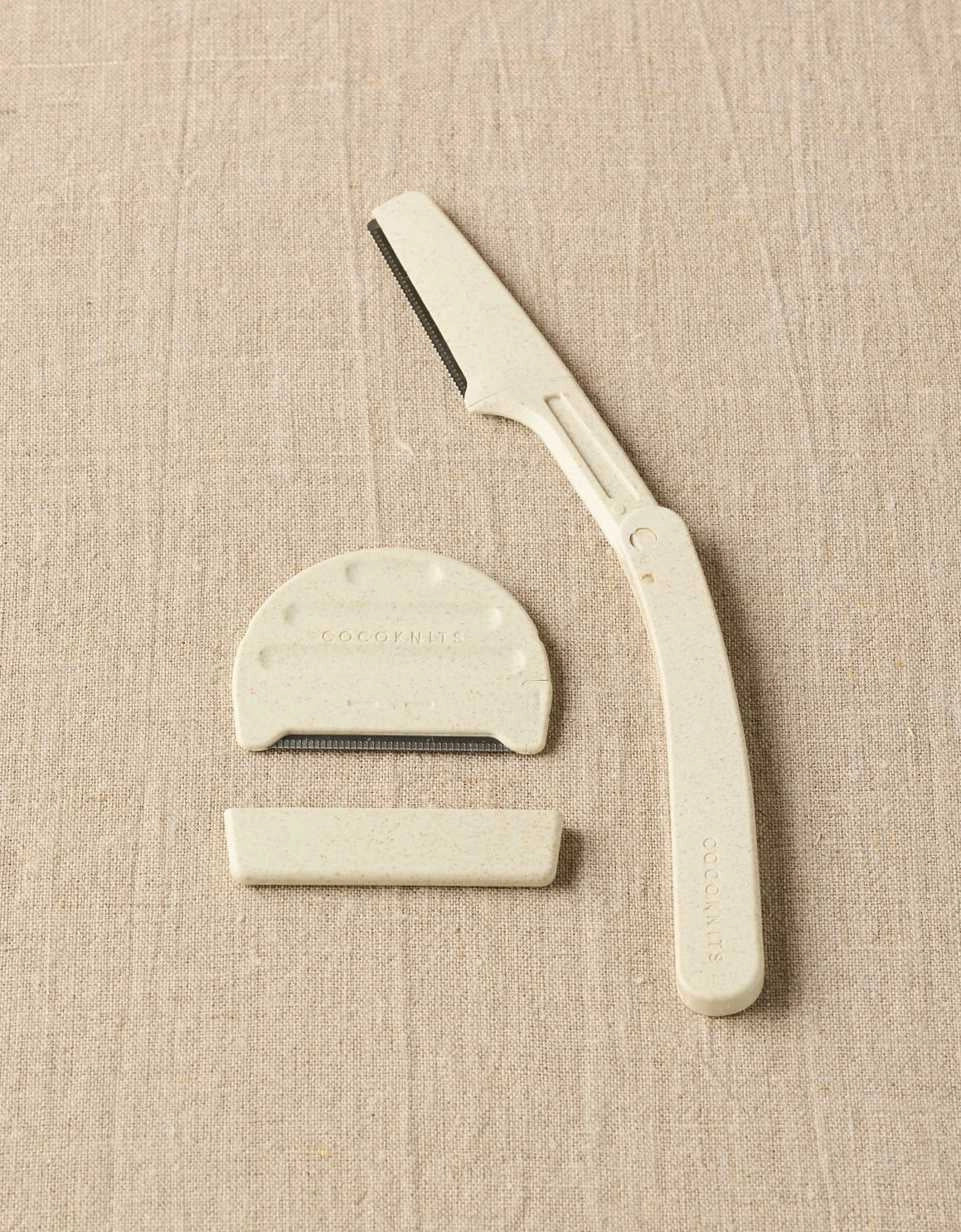 Cocoknits Fuzz Off Comb II opened to show the replaceable steel comb and protective cover