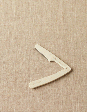 Cocoknits Fuzz Off Comb opened to show the replaceable blade system