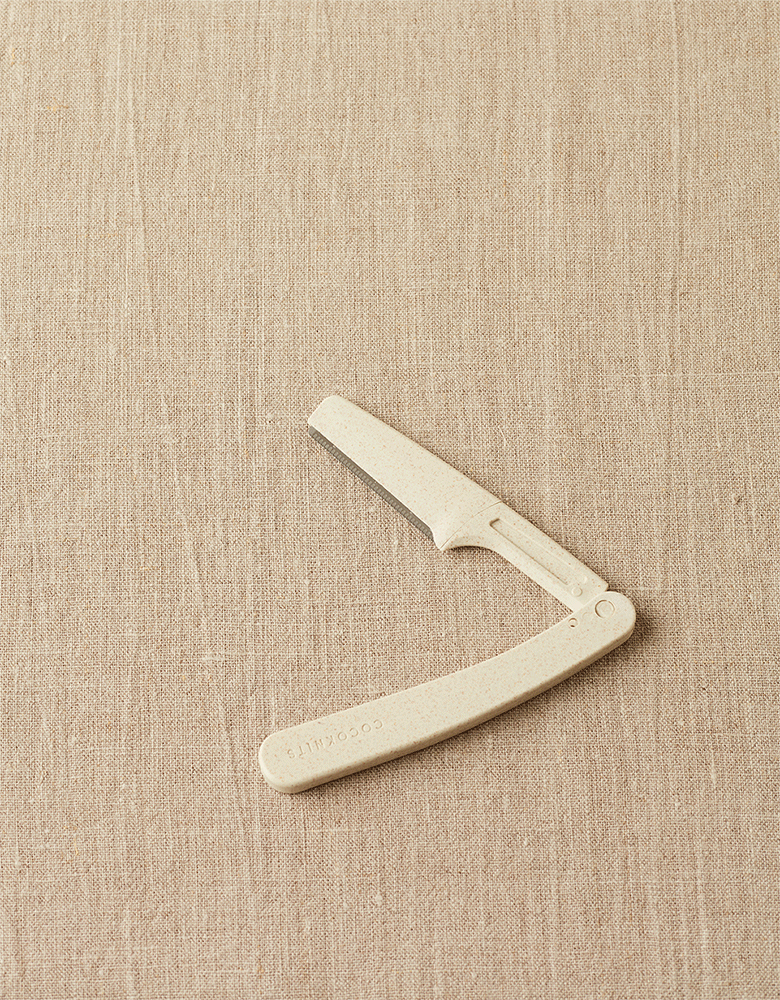 Cocoknits Fuzz Off Comb opened to show the replaceable blade system