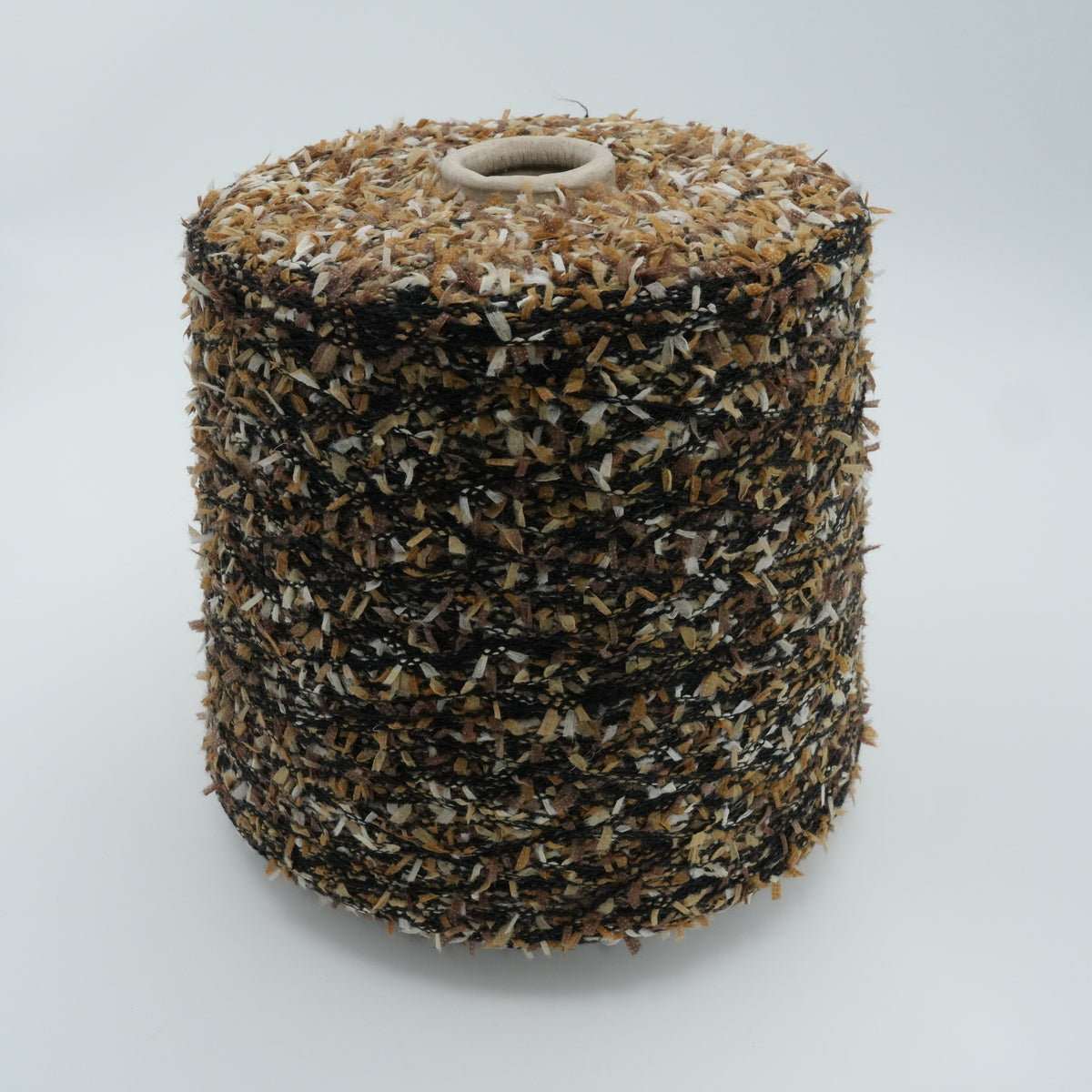 Cone of Fantasia Decor eyelash 100% polyamide yarn in black and gold.