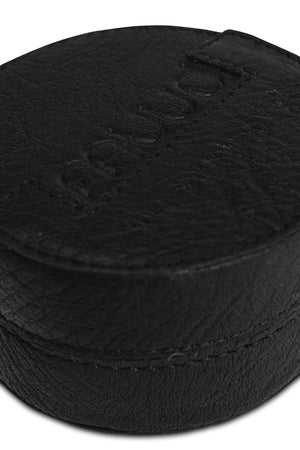 Muud Emeli Magnetic Leather Box | Whisky in Black. Close-up of the embossed logo and leather grain.