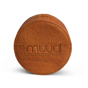 Muud Emeli Magnetic Leather Box | Whisky. Close-up of the leather lid with an embossed muud logo.