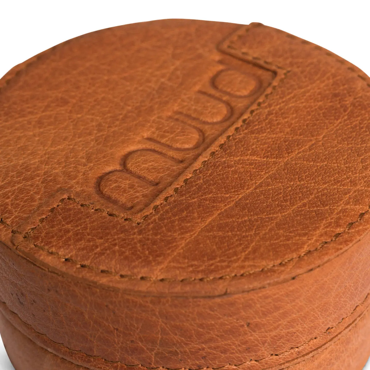 Muud Emeli Magnetic Leather Box | Whisky. Close-up of the embossed logo and leather grain.