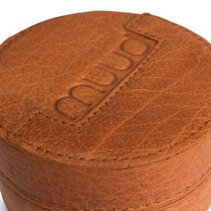 Muud Emeli Magnetic Leather Box | Whisky. Close-up of the embossed logo and leather grain.