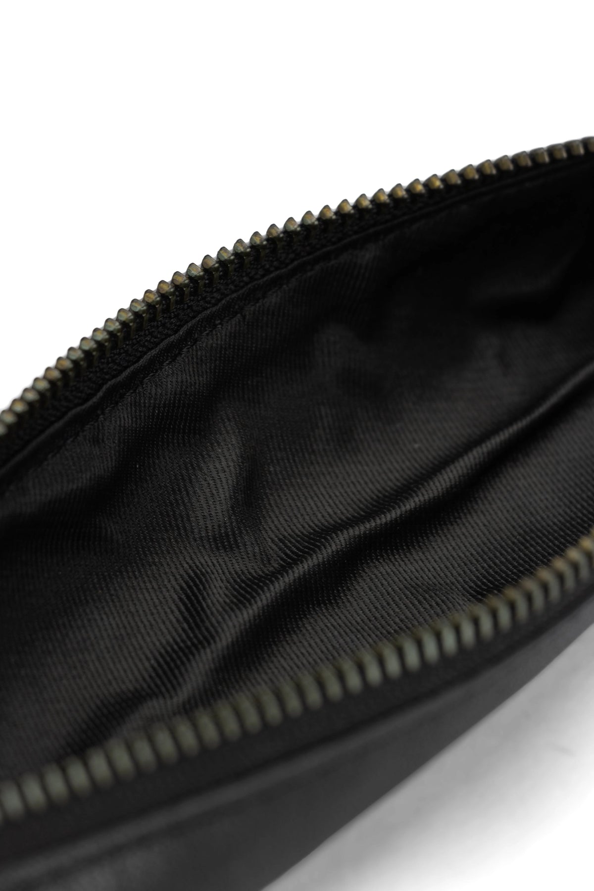 Muud Hee Case | Slim Leather Pouch in Black. Close-up of the open case showing its lining.