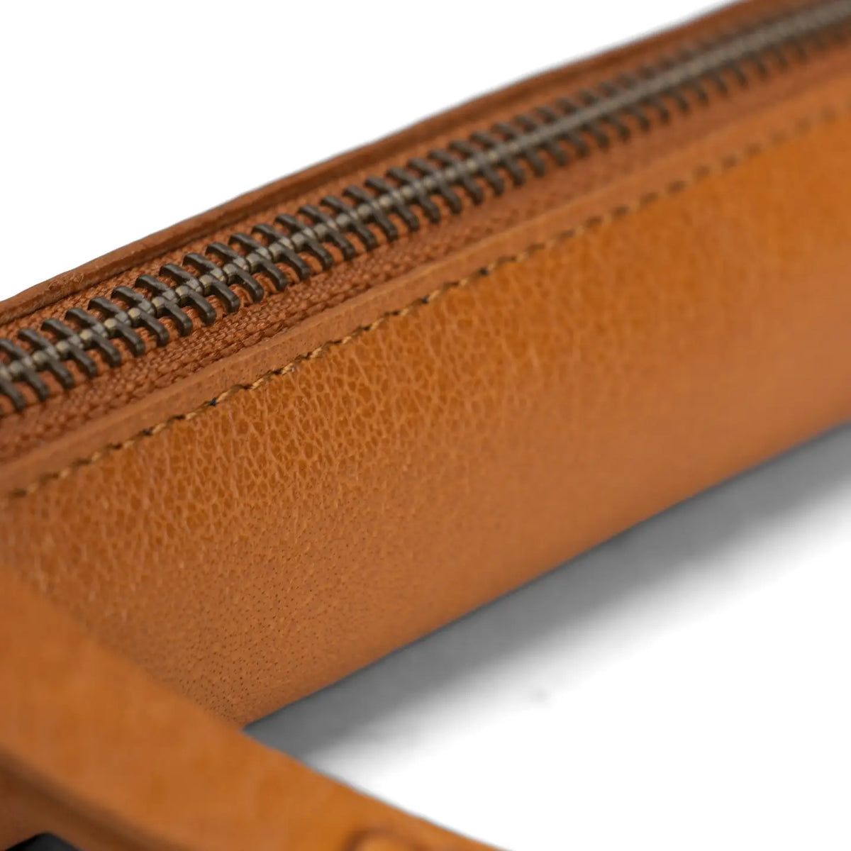Muud Hee Case | Slim Leather Pouch in Whisky. Close-up of the zipper and leather stitching.
