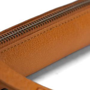 Muud Hee Case | Slim Leather Pouch in Whisky. Close-up of the zipper and leather stitching.