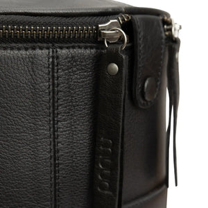Muud Saturn XL Leather Project Bag in Black. Close-up of the zipper and textured leather.