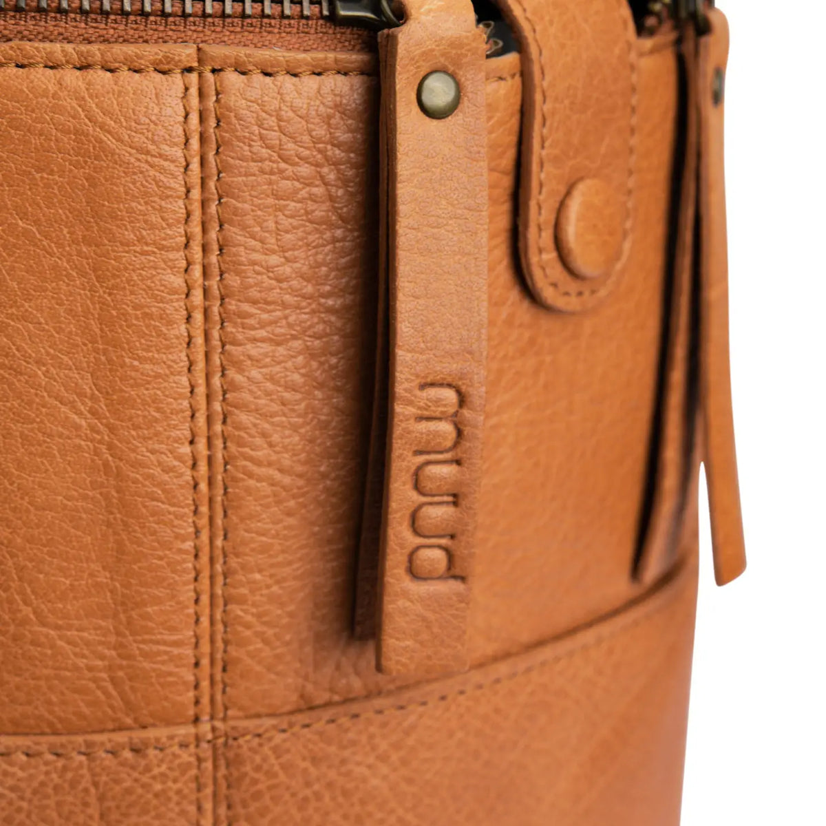 Muud Saturn XL Leather Project Bag in Whisky. Close-up of the exterior zipper and muud logo.