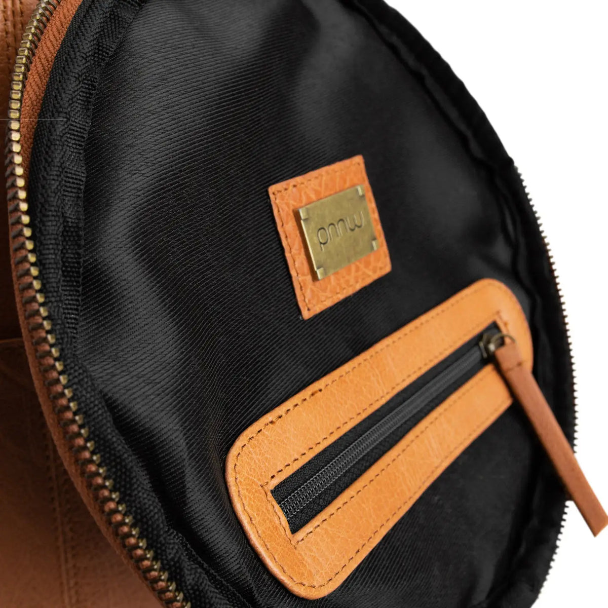 Muud Saturn XL Leather Project Bag in Whisky. Close-up of the lid's zippered storage pockets.